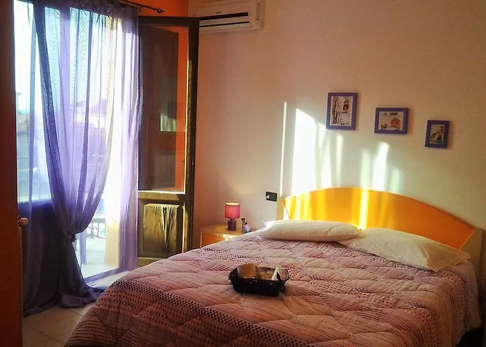 לינה וארוחת בוקר Panarea צ'פאלו